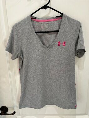 Under Armour Women’s Gray V-Neck Tee pink breast cancer awareness fight medium M
